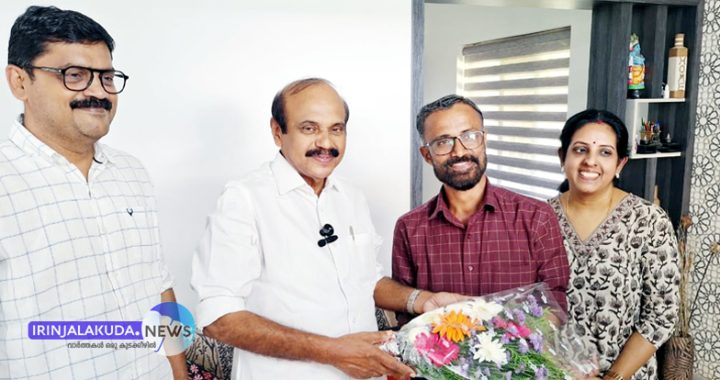 സംസ്ഥാന അധ്യാപക അവാര്‍ഡ് നേടിയ എം. സുധീറിനെ മുന്‍ സര്‍ക്കാര്‍ ചീഫ് വിപ്പ് അഡ്വ. തോമസ് ഉണ്ണിയാടന്‍ അഭിനന്ദിക്കുന്നു.