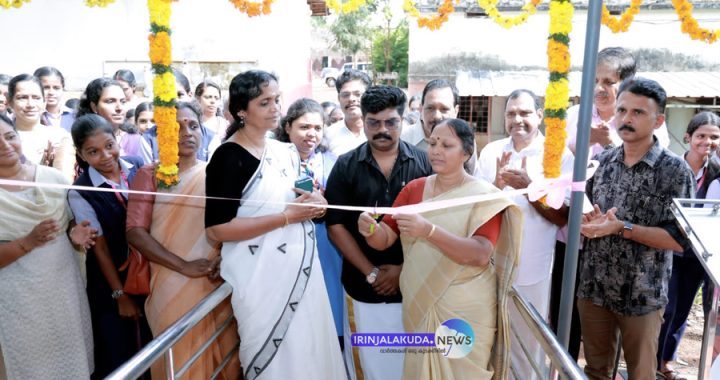 എല്‍ബിഎസ്എം ഹയര്‍ സെക്കന്‍ഡറി സ്‌കൂളില്‍ ജില്ലാ പഞ്ചായത്ത് പണി തീര്‍ത്ത പെണ്‍കുട്ടികള്‍ക്കായിട്ടുള്ള ടോയ്‌ലെറ്റ് സമുച്ചയം ജില്ല പഞ്ചായത്ത് വൈസ്  പ്രസിഡന്റ് ലത ചന്ദ്രന്‍ ഉദ്ഘാടനം ചെയ്യുന്നു.