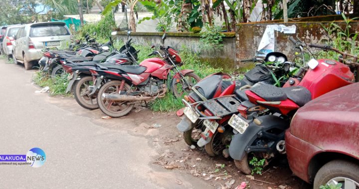 ആളൂര്‍ പോലീസ് പിടിച്ചെടുത്ത വാഹനങ്ങള്‍ കല്ലേറ്റുംകരയിലെ റോഡരികില്‍.