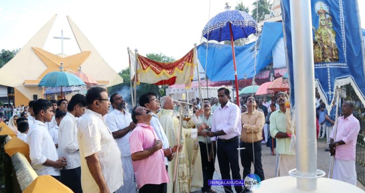 അരിപ്പാലം സെന്‍റ് മേരീസ് പള്ളിയില്‍ പരിശുദ്ധ വേളാങ്കണ്ണി മാതാവിന്‍റെ തിരുനാളിന്‍റെ കൊടിയേറ്റ് ഫാ. സെബാസ്റ്റ്യന്‍ മാളിയേക്കല്‍ നിര്‍വഹിക്കുന്നു.