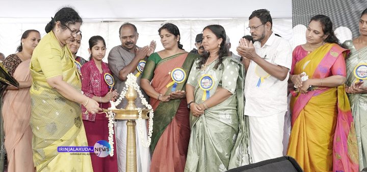 പൂമംഗലം പഞ്ചായത്തിന്റെ പുതിയ ഓഫീസ് കെട്ടിടം  ഉന്നത വിദ്യാഭ്യാസ സാമൂഹ്യനീതി വകുപ്പ് മന്ത്രി ഡോ. ആര്‍. ബിന്ദു ഉദ്ഘാടനം ചെയ്യുന്നു.