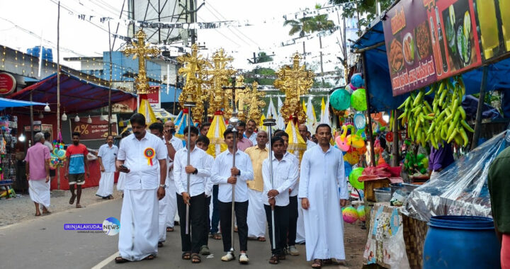 ആനന്ദപുരം ചെറുപുഷ്പ ദേവാലയത്തില്‍ തിരുനാളിനോടനുബന്ധിച്ച് നടന്ന പ്രദക്ഷിണം.