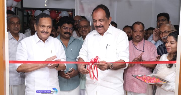 ഇരിങ്ങാലക്കുട കോ ഓപ്പറേറ്റീവ് ഹോസ്പിറ്റലില് അത്യാധുനിക സൗകര്യങ്ങളോടെ നവീകരിച്ച കാര്ഡിയാക് കാത്ത് ലാബ് അടക്കമുള്ള സമ്പൂര്ണ്ണ ഹൃദ്രോഗ വിഭാഗം ബെന്നി ബഹന്നാന് എംപി ഉദ്ഘാടനം നിര്വഹിക്കുന്നു. ഹോസ്പിറ്റല് പ്രസിഡന്റ് എം.പി. ജാക്സണ് സമീപം.
