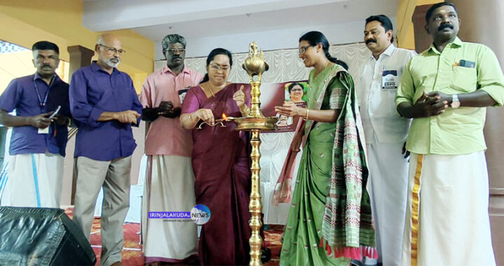 പൊതുവിദ്യാഭ്യാസ വകുപ്പും കരിയര്‍ ഗൈഡന്‍സ് സെല്ലും സംയുക്തമായി ഹയര്‍ സെക്കന്‍ഡറി കുട്ടികള്‍ക്കായി സംഘടിപ്പിച്ച മിനി ദിശ എക്‌സ്‌പോ മുനിസിപ്പല്‍ ചെയര്‍പേഴ്‌സണ്‍ മേരിക്കുട്ടി ജോയ് ഉദ്ഘാടനം ചെയ്യുന്നു.
