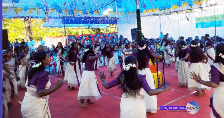 എടതിരിഞ്ഞിയില്‍ സരിത കലാവേദി ഒരുക്കിയ വനിതാ ഓണം കളി മത്സരം.
