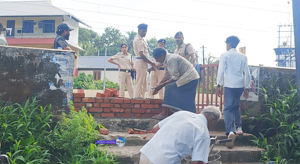 ഇരിങ്ങാലക്കുട റെയില്‍വേസ്റ്റഷന്‍ പ്ലാറ്റ്‌ഫോമിലേക്കുള്ള വഴിയില്‍ ഗേറ്റ് വക്കുന്ന പണികള്‍ പോലീസിന്റെ സാന്നിധഘ്യത്തില്‍ പുരോഗമിക്കുന്നു.