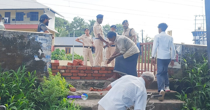 ഇരിങ്ങാലക്കുട റെയില്‍വേസ്റ്റഷന്‍ പ്ലാറ്റ്‌ഫോമിലേക്കുള്ള വഴിയില്‍ ഗേറ്റ് വക്കുന്ന പണികള്‍ പോലീസിന്റെ സാന്നിധഘ്യത്തില്‍ പുരോഗമിക്കുന്നു.