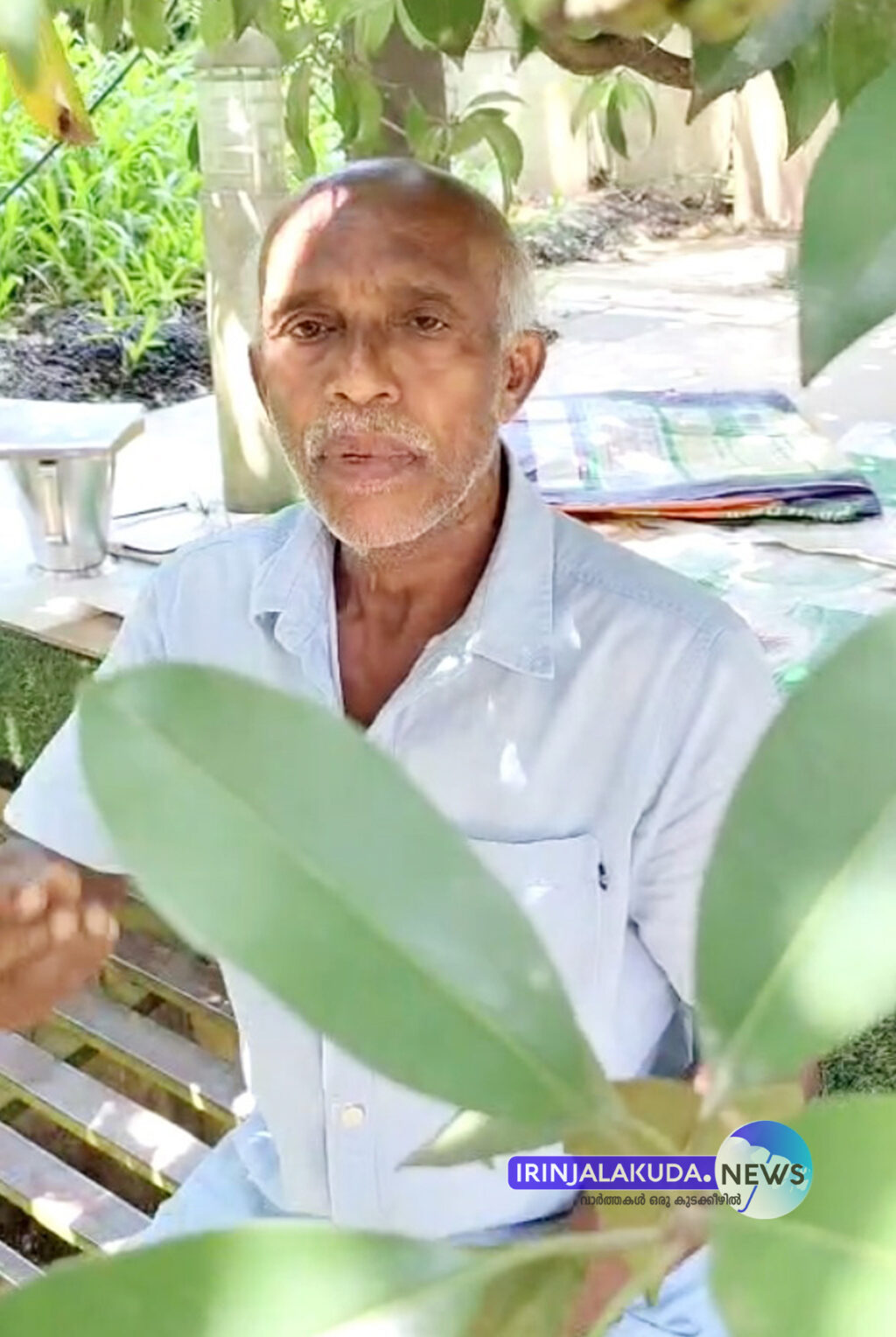 കരുവന്നൂര്‍ ബാങ്കിന്റെ പൊറത്തിശേരി ബ്രാഞ്ചില്‍ പെട്രോള്‍ ഒഴിച്ച സുരേഷ് മാധ്യമങ്ങളോട് വിശദീകരിക്കുന്നു.