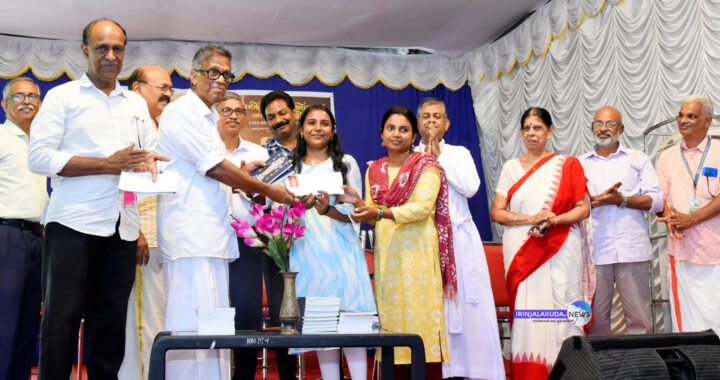 ചരിത്ര ക്വിസില്‍ ജേതാക്കളായ ചാലക്കുടി പനമ്പിള്ളി മെമ്മോറിയല്‍ ഗവ. കോളജ് വിദ്യാര്‍ഥികളായ എന്‍.ബി. ലക്ഷ്മി, ടി.എസ്. നിമിഷ എന്നിവര്‍ക്ക് കലാമണ്ഡലം മുന്‍ വൈസ് ചാന്‍സലര്‍ ഡോ. ടി. കെ. നാരായണന്‍ കാഷ് പ്രൈസ് സമ്മാനിക്കുന്നു.