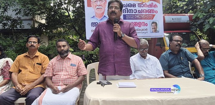 കുട്ടംകുളം സമരനായകന് കെ.വി. ഉണ്ണിയുടെ ഏഴാം ചരമവാര്ഷിക ദിനത്തില് നടന്ന അനുസ്മരണ സമ്മേളനം സിപിഐ ജില്ലാ അസി. സെക്രട്ടറി അഡ്വ. ടി.ആര്. രമേഷ്കുമാര് ഉദ്ഘാടനം ചെയ്തു സംസാരിക്കുന്നു.