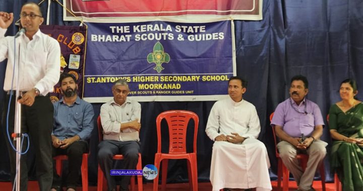 മൂര്‍ക്കനാട് സെന്റ് ആന്റണീസ് എല്‍പി സ്‌കൂളില്‍ ഇരിങ്ങാലക്കുട ലയണ്‍സ് ക്ലബ്ബിന്റെ സഹായത്താല്‍ നേത്ര ഐ കെയര്‍ സെന്ററുമായി സഹകരിച്ച് നടത്തിയ സൗജന്യ നേത്ര പരിശോധന ക്യാമ്പ്  ലയണ്‍ ക്ലബ് പ്രസിഡന്റ് അഡ്വ. മനോജ് ഐബിന്‍ ഉദ്ഘാടനം ചെയ്യുന്നു.