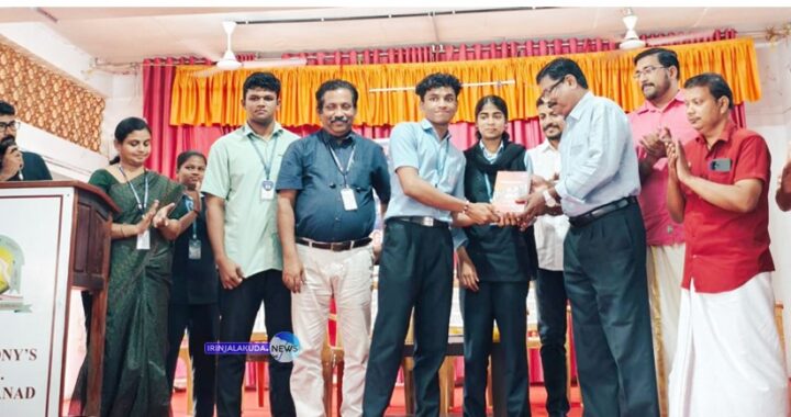 സെന്റ് ആന്റണീസ് ഹയര്‍ സെക്കന്‍ഡറി സ്‌കൂളിലേക്ക് കേരള സാഹിത്യ അക്കാദമി മുന്‍ പ്രോഗ്രാം കോ ഓര്‍ഡിനേറ്റര്‍ എം.വി. ജോസും സംസ്‌കാര സാഹിതി ഇരിങ്ങാലക്കുട നിയോജക മണ്ഡല ചെയര്‍മാന്‍ അരുണ്‍ ഗാന്ധിഗ്രാമും മറ്റ് ഭാരവാഹികളും ചേര്‍ന്ന് പുസ്തകങ്ങള്‍ കൈമാറുന്നു.