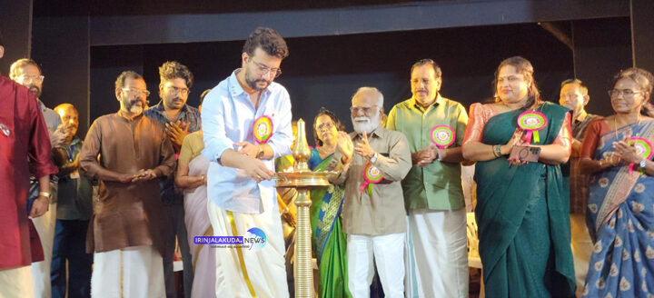 ചമയം നാടകവേദിയുടെ മൂന്നാം ദിവസത്തെ പുല്ലൂര്‍ നാടകരാവ് സമ്മേളനം സിനിമ സംവിധായകനും നടനുമായ രമേഷ് പിഷാരടി മുനിസിപ്പല്‍ ടൗണ്‍ഹാളില്‍ ഉദ്ഘാടനം ചെയ്യുന്നു.