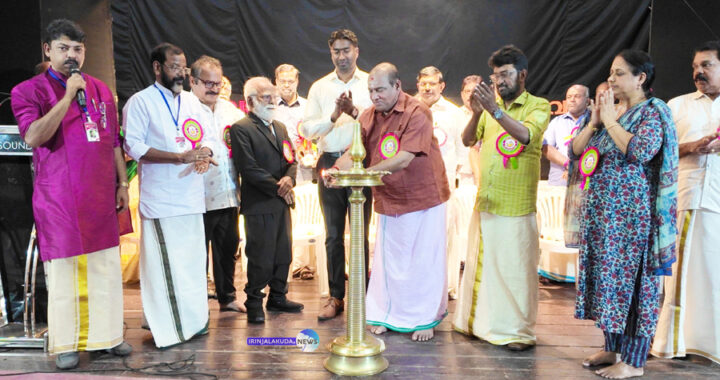 പുല്ലൂര്‍ നാടകരാവിന്റെ സമാപന ഉദ്ഘാടനം കേരള സംഗീത നാടക അക്കാദമി ചെയര്‍മാന്‍ പത്മശ്രീ മട്ടന്നൂര്‍ ശങ്കരന്‍കുട്ടി ഭദ്രദീപം കൊളുത്തി നിര്‍വഹിക്കുന്നു.