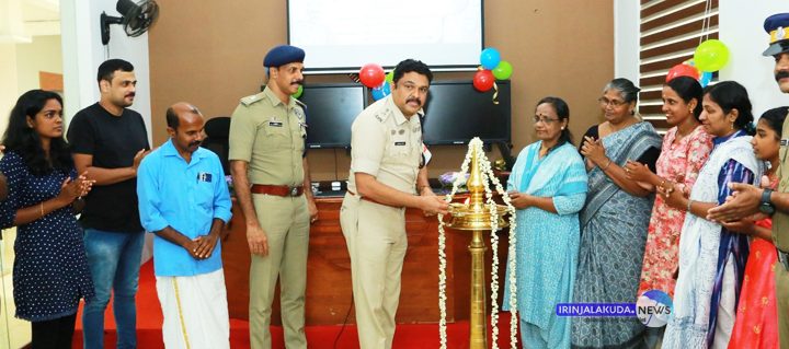 തൃശൂര്‍ റൂറല്‍ പോലീസിന്റെ ഹോപ്പ് പദ്ധതിയുടെ 2025-26 അധ്യയന വര്‍ഷത്തിലെ പുതിയ ബാച്ചിന്റെ പ്രവര്‍ത്തന ഉദ്ഘാടനം തൃശൂര്‍ റൂറല്‍ ജില്ലാ പോലീസ് മേധാവി ബി. കൃഷ്ണകുമാര്‍ ഐപിഎസ് നിര്‍വഹിക്കുന്നു.