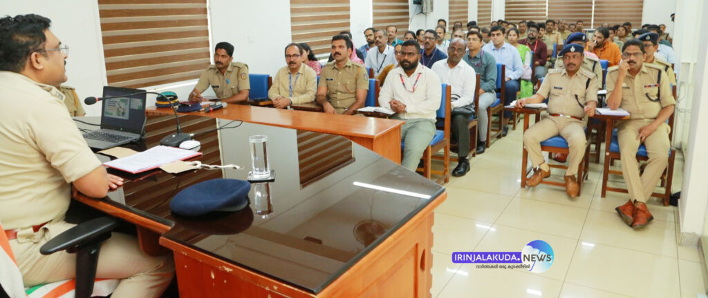 ഓണ്‍ലൈന്‍ തട്ടിപ്പുകള്‍ തടയുന്നതിന്റെ ഭാഗമായി റൂറല്‍ ജില്ല പോലീസ് മേധാവി ബി. കൃഷ്ണകുമാറിന്റെ നേതൃത്വത്തില്‍ നടന്ന യോഗം.