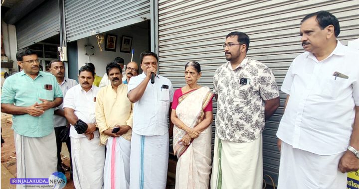 സംസ്കാര സാഹിതി ഇരിങ്ങാലക്കുട നിയോജകമണ്ഡലം കമ്മിറ്റിയുടെ നേതൃത്വത്തില് ഇരിങ്ങാലക്കുട നഗരസഭയുടെ വികസനത്തിനായുള്ള ആശയങ്ങളും നിര്ദ്ദേശങ്ങളും സമര്പ്പിക്കാനുള്ള സംസ്കാര സാഹിതി ബോക്സിന്റെ ഉദ്ഘാടനം നഗരസഭ  വൈസ് ചെയര്മാന് ബൈജു കുറ്റിക്കാടന് നിര്വഹിക്കുന്നു.