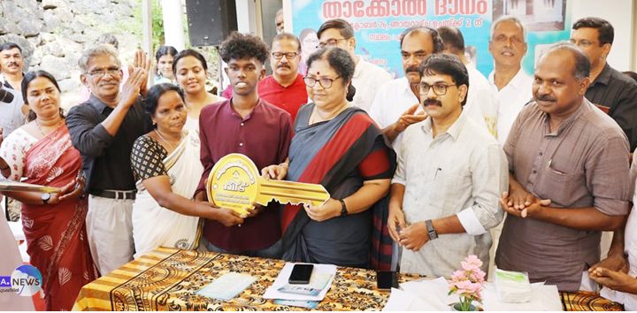 ഇരിങ്ങാലക്കുട ഗവ. മോഡല് ബോയ്സ് ഹയര് സെക്കന്ഡറി സ്കൂളിലെ പ്ലസ് വണ് വിദ്യാര്ഥിക്കായി സുമനസുകളുടെ സഹകരണത്തോടെ നിര്മിച്ചു നല്കിയ സ്നേഹ വീടിന്റെ താക്കോല് സമര്പ്പണ ചടങ്ങ് മന്ത്രി ഡോ. ആര്. ബിന്ദു ഉദ്ഘാടനം ചെയ്യുന്നു.