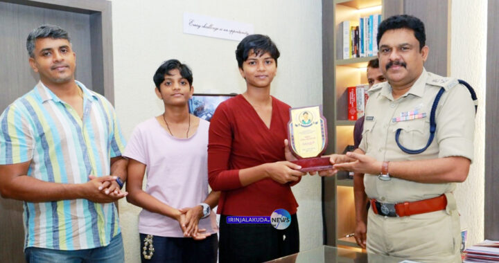 ഏഷ്യാ കപ്പ് അണ്ടര്‍ 16 വനിതാ ബാസ്‌കറ്റ്‌ബോള്‍ ചാമ്പ്യന്‍ഷിപ്പില്‍ ജേതാക്കളായ ഇന്ത്യന്‍ ടീമംഗം അഥീന മറിയം ജോണ്‍സനെ തൃശൂര്‍ റൂറല്‍ ജില്ലാ പോലീസ് മേധാവി ബി. കൃഷ്ണകുമാര്‍ ഐപിഎസ് അനുമോദിക്കുന്നു.