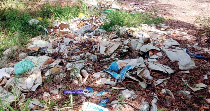 മാടായിക്കോണത്തുനിന്ന് കൊടകരയിലേക്കു പോകുന്ന പി.കെ. ചാത്തന് മാസ്റ്റര് റോഡിന്റെ അരികില് മാലിന്യം തള്ളിയ നിലയില്.