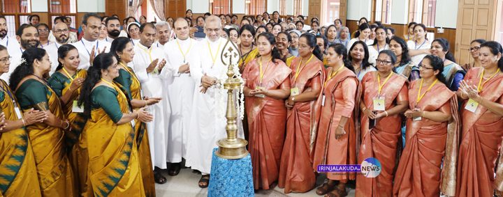 ഇരിങ്ങാലക്കുട കല്ലേറ്റുംകര പാക്സ് സെന്ററില്‍ വച്ചു നടക്കുന്ന സീറോ മലബാര്‍ ഗ്ലോബല്‍ മാതൃവേദിയുടെ ജനറല്‍ അസംബ്ലി ഇരിങ്ങാലക്കുട രൂപത വികാരി ജനറാല്‍ മോണ്‍. ജോളി വടക്കന്‍ ഉദ്ഘാടനം ചെയ്യുന്നു.