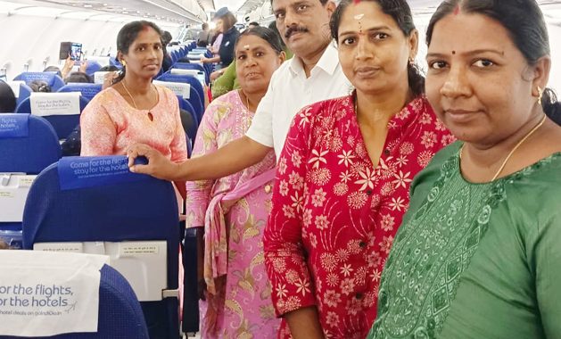 മുരിയാട് പഞ്ചായത്ത് 12-ാം വാര്‍ഡിലെ ഹരിതകര്‍മ സേനാംഗങ്ങള്‍ക്കൊപ്പം വാര്‍ഡംഗം തോമസ് തൊകലത്ത് വിമാനത്തിനുള്ളില്‍.