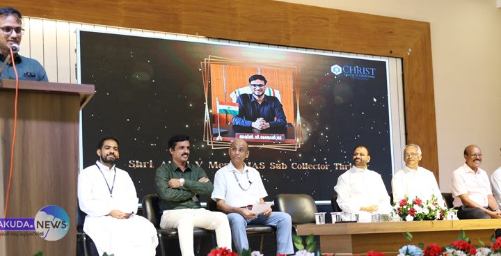 ഇരിങ്ങാലക്കുട ക്രൈസ്റ്റ് കോളജ് ഓഫ് എന്‍ജിനീയറിംഗ് സ്‌കൂള്‍ പ്രിന്‍സിപ്പല്‍മാരെ ആദരിക്കുന്ന ചടങ്ങില്‍ തൃശൂര്‍ സബ് കലക്ടര്‍ അഖില്‍ വി. മേനോന്‍ ഐഎഎസ് സംസാരിക്കുന്നു.