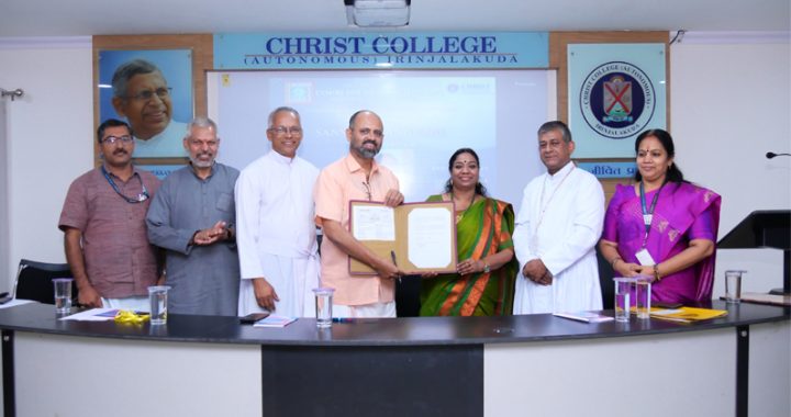 ക്രൈസ്റ്റ് കോളജും ഡോ.കെ എന്‍ പിഷാരടി സ്മാരക കഥകളി ക്ലബ്ബും സംയുക്തമായി ചേര്‍ന്നുകൊണ്ട് 
ക്രൈസ്റ്റ് കോളജ് നാട്യപാഠശാലയുടെ കീഴില്‍ വൈവിദ്ധ്യമാര്‍ന്ന കലാബോധന ക്ലാസുകള്‍ ആരംഭിക്കുന്നതിനായുള്ള പരസ്പരധാരണാ പത്രത്തില്‍ ക്രൈസ്റ്റ് കോളജ് പ്രിന്‍സിപ്പല്‍ റവ. ഡോ ജോളി ആന്‍ഡ്രൂസും ഡോ. കെ.എന്‍. പിഷാരടി സ്ാരക കഥകളി ക്ലബ്ബ് പ്രസിഡന്റ് രമേശന്‍ നമ്പീശനും ഒപ്പുവച്ച് കൈമാറുന്നു.