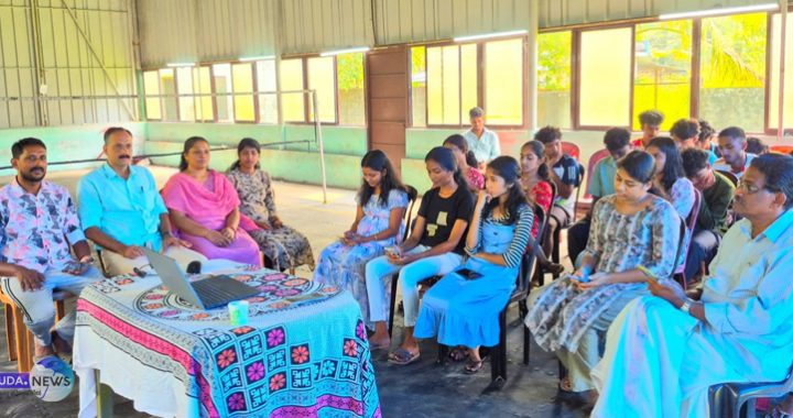 സോക്കര്‍ ക്ലബ്ബിന്റെയും കെആര്‍ഡിഎസ്എയുടെയും നേതൃത്വത്തില്‍ എടതിരിഞ്ഞി എസ്‌കോ ഇന്‍ഡോര്‍ സ്റ്റേഡിയത്തില്‍ നടത്തിയ ഇ- സാക്ഷരതാ ക്ലാസ്.