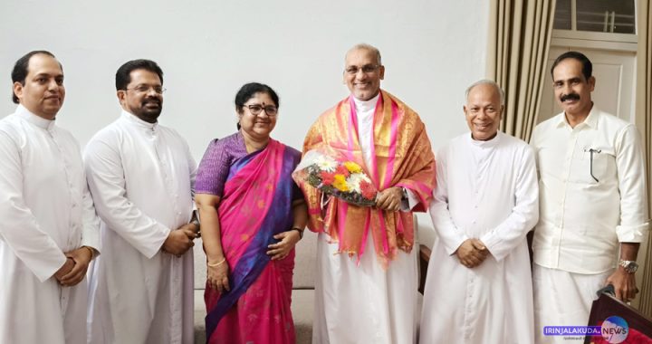 ഗള്‍ഫ് നാടുകളിലെ സിറോ മലബാര്‍ അപ്പസ്‌തോലിക് വിസിറ്റര്‍ ആയി മാര്‍പാപ്പ നിയോഗിച്ച മോണ്‍. ജോളി വടക്കനെ ഉന്നത വിദ്യാഭ്യാസ സാമൂഹ്യനീതി വകുപ്പ് മന്ത്രി ഡോ. ആര്‍. ബിന്ദു അനുമോദിക്കുന്നു.