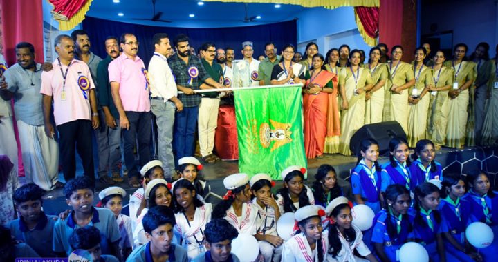 36-ാമത് റവന്യൂ ജില്ലാ സ്‌കൂള്‍ കലോത്സവത്തിന്റെ ഘോഷയാത്ര സിനിമ സംവിധായകന്‍ പ്രേംലാല്‍ ഫ്‌ളാഗ് ഓഫ് ചെയ്യുന്നു.