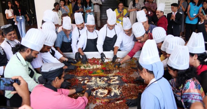 ക്രൈസ്റ്റ് കോളജിലെ ഹോട്ടല്‍ മാനേജ്‌മെന്റ് ഡിപ്പാര്‍ട്‌മെന്റിന്റെ നേതൃത്വത്തില്‍ ക്രിസ്തുമസ് കേക്ക് ഫ്രൂട്ട് മിക്‌സിംഗ് നടത്തുന്നു.