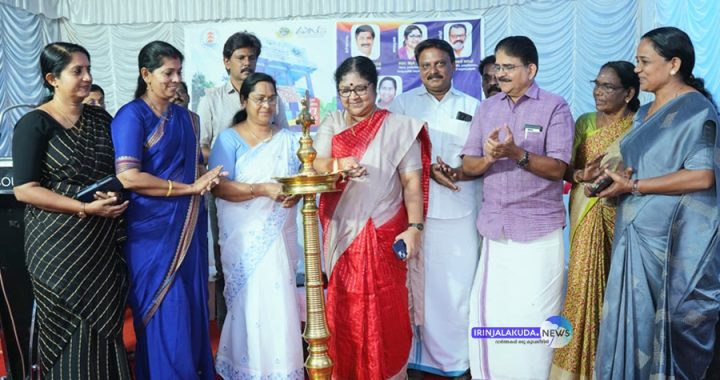 ഇരിങ്ങാലക്കുട ചന്തക്കുന്ന് ഭാഗത്ത് ജലവിതരണം മെച്ചപ്പെടുത്തുന്നതിന് അമൃത് പദ്ധതിയില് ഉള്പ്പെടുത്തി നഗരസഭ മാര്ക്കറ്റില് നിര്മാണം പൂര്ത്തീകരിച്ച ജലസംഭരണി മന്ത്രി ഡോ. ആര്. ബിന്ദു ഉദ്ഘാടനം ചെയ്യുന്നു.