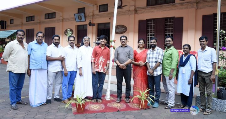 റവന്യൂ ജില്ലാ സ്‌കൂള്‍ കലോത്സവത്തിന്റെ പന്തല്‍ കാല്‍നാട്ടുകര്‍മ്മം ലിറ്റില്‍ ഫ്‌ളവര്‍ സ്‌കൂളില്‍ വച്ച് വിദ്യാഭ്യാസ ഡെപ്യൂട്ടി ഡയറക്ടര്‍ പി.എം. ബാലകൃഷ്ണന്‍ നിര്‍വഹിക്കുന്നു.