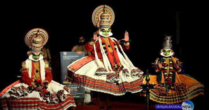 ഡോ. കെ.എന്‍. പിഷാരടി സ്മാരക കഥകളി ക്ലബ്ബ് ഒരുക്കിയ യുധിഷ്ഠിരാര്‍ജ്ജുനീയം കഥകളിയില്‍ ധര്‍മ്മപുത്രരായി കലാമണ്ഡലം അരുണ്‍വാര്യരും അര്‍ജ്ജുനനായി കലാമണ്ഡലം ഷണ്‍മുഖനും ശ്രീകൃഷ്ണനായി ഡോ. ജയന്തി ദേവരാജും അരങ്ങത്ത്.