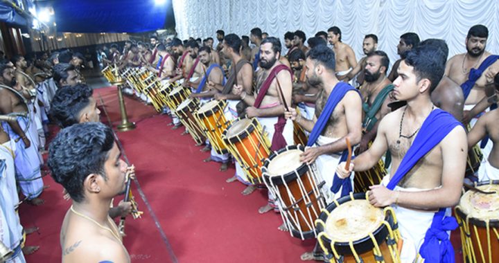 ഇരിങ്ങാലക്കുട കൂടല്‍മാണിക്യം ക്ഷേത്രത്തിന്റെ കിഴക്കേ ഗോപുരനടയില്‍ ഇരിങ്ങാലക്കുട അജയും സംഘവും അവതരിപ്പിച്ച പാണ്ടിമേളം.