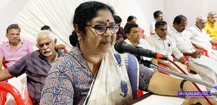 ഇരിങ്ങാലക്കുട നഗരസഭ എല്‍ഡിഎഫ് കണ്‍വെന്‍ഷന്‍ മന്ത്രി ഡോ. ആര്‍ ബിന്ദു ഉദ്ഘാടനം ചെയ്യുന്നു.