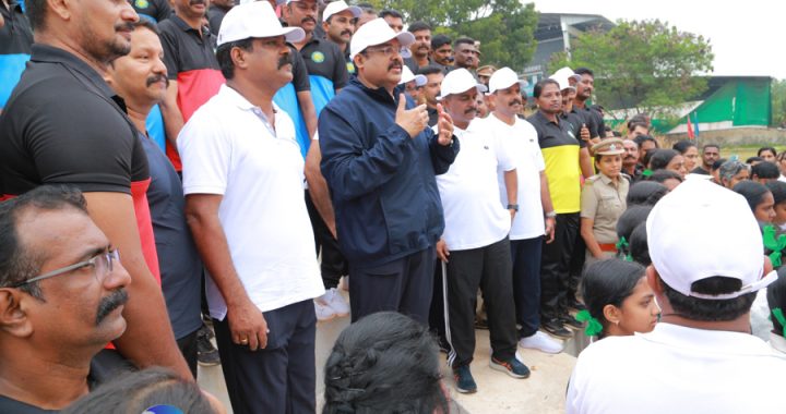 തൃശ്ശൂര്‍ റൂറല്‍ പോലീസ് കായികമേള ജില്ലാ പോലീസ് മേധാവി ബി. കൃഷ്ണകുമാര്‍ ഉദ്ഘാടനം ചെയ്യുന്നു.