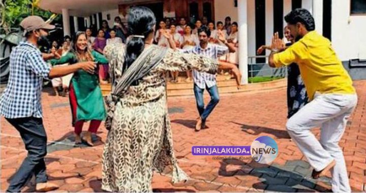 കലോത്സവവേദിക്കു മുമ്പില്‍ നടന്ന പരിശീലകരുടെ പ്രതിഷേധ മാര്‍ഗംകളി