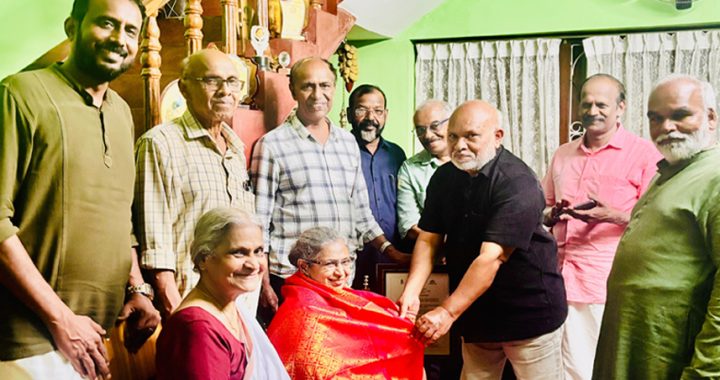 വിജയകുമാര്‍ മേനോന്‍ സ്മാരക അവാര്‍ഡ് നേടിയ രേണു രാമനാഥിനെ വി.എന്‍. വിനയകുമാര്‍ പൊന്നാട അണിയിക്കുന്നു.