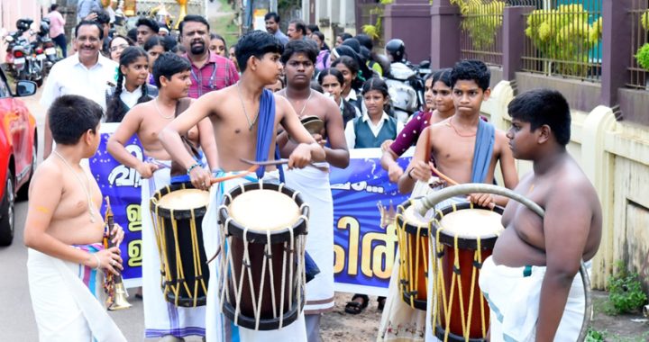 റവനു ജില്ല കേരള സ്‌കൂള്‍ കലോത്സവത്തില്‍ ഓവറോള്‍ കിരീടം നേടിയ ഇരിങ്ങാലക്കുട വിദ്യഭ്യാസ ഉപജില്ല ആഹ്ലാദ പ്രകടനം നടത്തുന്നു.