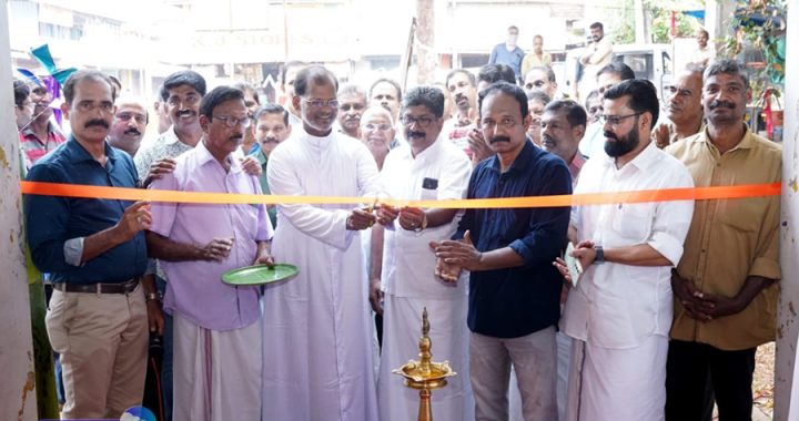 ഇരിങ്ങാലക്കുട ടൗണ്‍ അമ്പ് ഫെസ്റ്റിന്റെ സ്വാഗത സംഘം ഓഫീസ് ഉദ്ഘാടനം സെന്റ് തോമസ് കത്തീഡ്രല്‍ വികാരി റവ.ഡോ. ലാസര്‍ കുറ്റിക്കാടന്‍ നിര്‍വഹിക്കുന്നു.