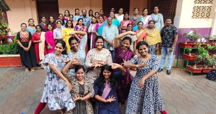 റവന്യൂ ജില്ലാ സ്‌കൂള്‍ കലോത്സവ സ്വാഗതഗാനത്തിന്റെ അവസാനഘട്ട റിഹേഴ്‌സല്‍ ഇരിങ്ങാലക്കുട ലിറ്റില്‍ ഫ്‌ളവര്‍ കോണ്‍വെന്റ് ഹൈസ്‌കൂളില്‍ നടന്നപ്പേള്‍.