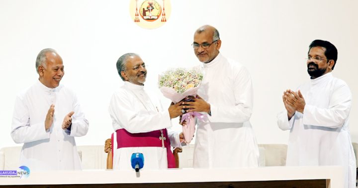 ഗള്‍ഫുനാടുകളിലെ സീറോ മലബാര്‍ അപ്പസ്‌തോലിക് വിസിറ്ററായി നിയമിതനായ ഫാ. ജോളി വടക്കനെ ബിഷപ് മാര്‍ പോളി കണ്ണൂക്കാടന്‍ അനുമോദിക്കുന്നു.