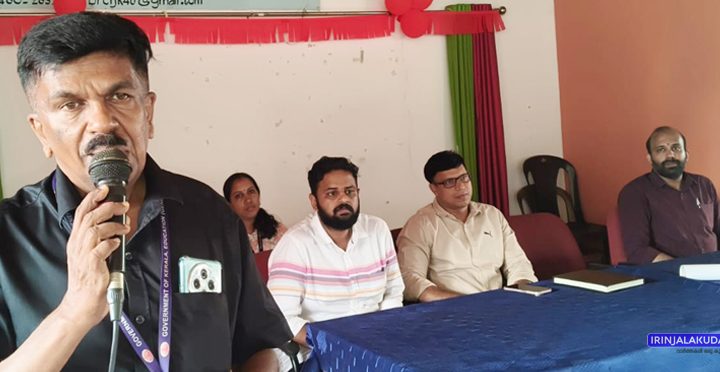 റവന്യൂ ജില്ലാ സ്‌കൂള്‍ കലോത്സവത്തിന് മുന്നോടിയായി ഗ്രീന്‍ പ്രോട്ടോക്കോള്‍ കമ്മിറ്റിയുടെ നേതൃത്വത്തില്‍ വിദ്യാര്‍ഥികള്‍ക്കായി സംഘടിപ്പിച്ച ശുചീകരണ ബോധവത്കരണ ക്ലാസ് ബിപിസി കെ.ആര്‍. സത്യപാലന്‍ ഉദ്ഘാടനം ചെയ്യുന്നു.