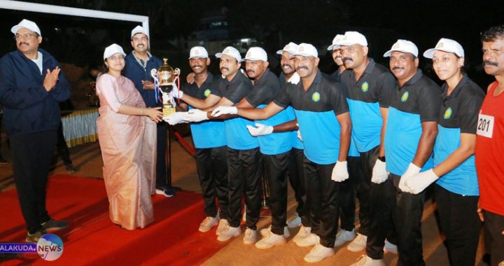 തൃശൂര്‍ റൂറല്‍ പോലീസ് ജില്ലാ കായികമേളയില്‍ ഓവറോള്‍ ചാമ്പ്യന്മാരായ കൊടുങ്ങല്ലൂര്‍ സബ് ഡിവിഷന്‍ തൃശൂര്‍ ചീഫ് ജുഡീഷ്യല്‍ മജിസ്ട്രേറ്റ് രമ്യ മേനോന്‍ ട്രോഫി സമ്മാനിക്കുന്നു.