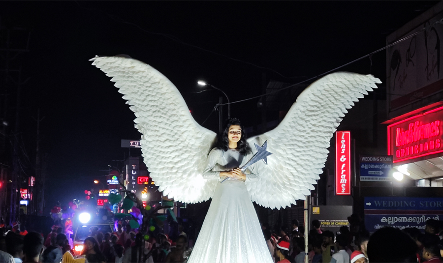 തിരുപിറവി ആഘോഷത്തോടെ കരോള്‍ വീഥിയില്‍ ........... ഇരിങ്ങാലക്കുട സെന്റ് തോമസ് കത്തീഡ്രല്‍ പ്രഫഷണല്‍ സിഎല്‍സി സീനിയര്‍ സിഎല്‍സിയുമായി സംഘടിപ്പിച്ച കരോള്‍ മത്സരഘോഷയാത്ര. ടൗണ്‍ ഹാളില്‍ നിന്നും കത്തീഡ്രലിലേക്കായിരുന്നു ഘോഷയാത്ര.