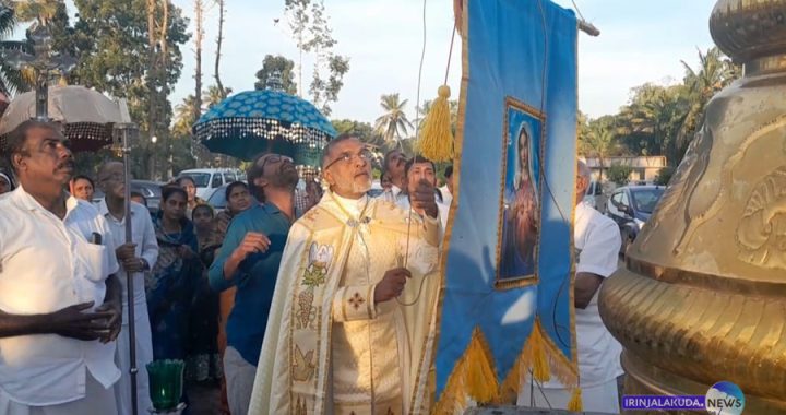 ചേലൂര്‍ പരിശുദ്ധ അമലോത്ഭവ മാതാവിന്റെ പള്ളിയില്‍ തിരുനാളിന് വികാരി ഫാ. അഡ്വ. തോമസ് പുതുശേരി കൊടിയേറ്റുന്നു.