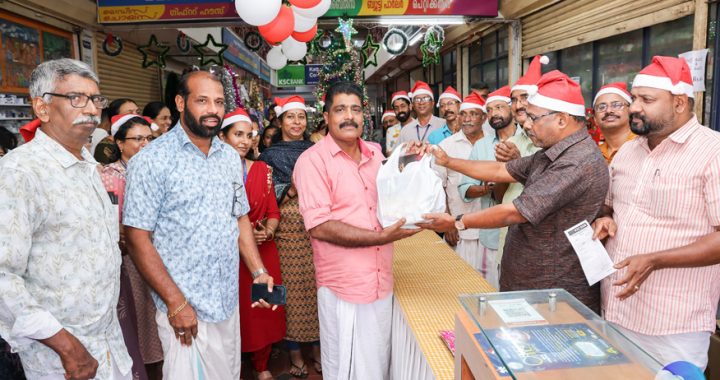 ക്രിസ്തുമസിനോടനുബന്ധിച്ച് ബാങ്കിന് കീഴില്‍ ബാങ്ക് ടവര്‍ ആന്‍ഡ് ട്രേഡ് സെന്ററില്‍ ആരംഭിച്ച കേക്ക് മേളയുടെ ഉദ്ഘാടനം മുകുന്ദപുരം സര്‍ക്കിള്‍ സഹകരണ യൂണിയന്‍ ചെയര്‍മാന്‍ ടി.കെ. ഉണ്ണികൃഷ്ണന്‍ നിര്‍വഹിക്കുന്നു.