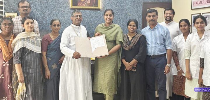 ക്രൈസ്റ്റ് കോളജും ജിജിബി ബാറ്ററീസും തമ്മില്‍ ഒപ്പുവെച്ച ധാരണാപത്രം കൈമാറുന്നു.